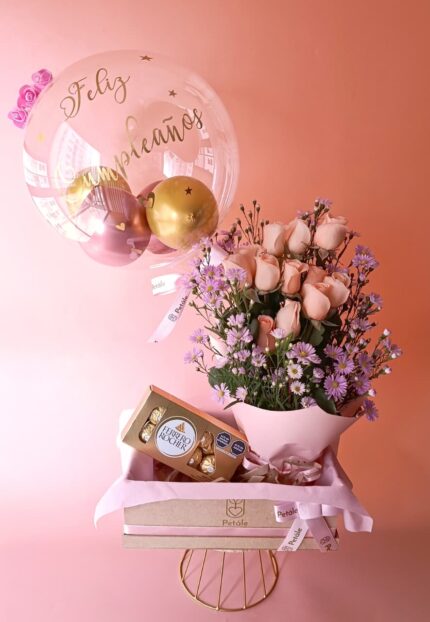 bandeja de rosas y globo
