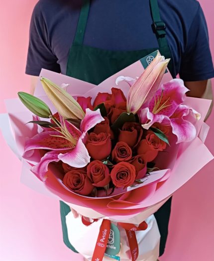 ramo de rosas y lirios