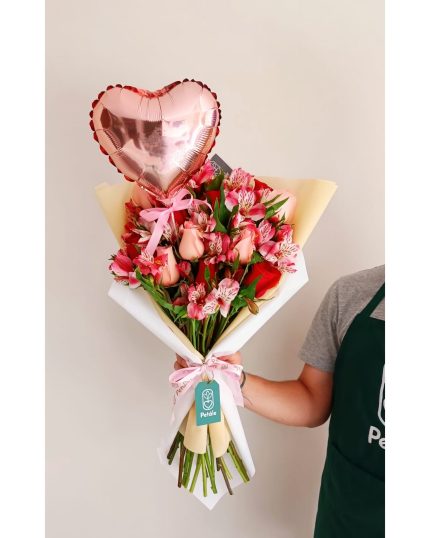 ramo de rosas y globo