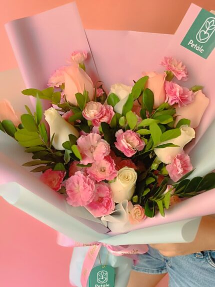 Ramo de rosas y claveles