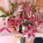 ramo de lirios y tulipanes